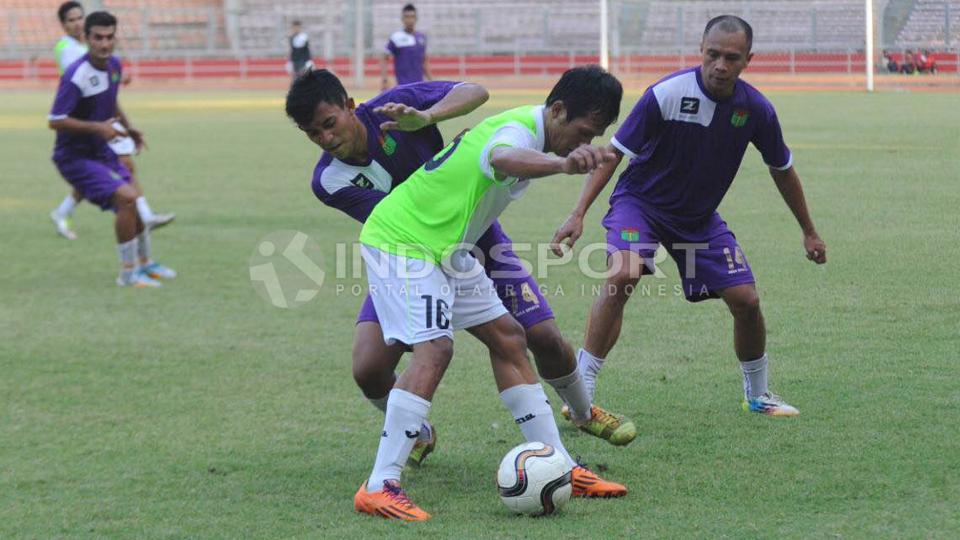 Terjadi perebutan bola di lini tengah antara pemain Persita Tanggerang dengan pemain Star Ball.